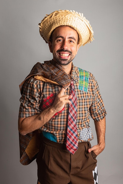 Hombre brasileño vestido con ropa de festa junina Arraial Fiesta de Sao Joao retrato vertical