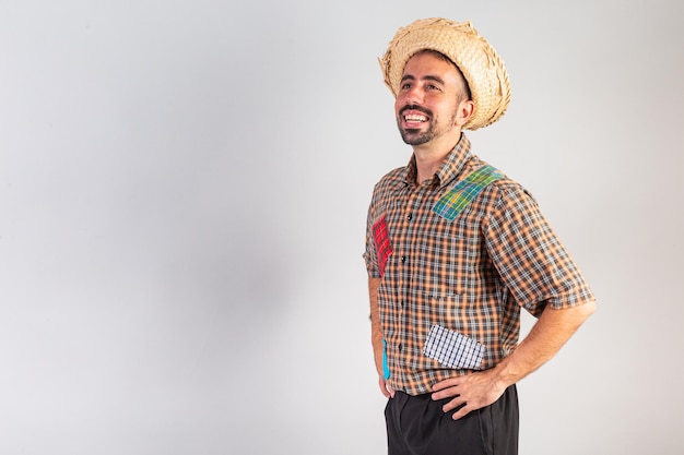 Hombre brasileño vistiendo ropa de festa junina Arraial Fiesta de San Juan con las manos en la cintura