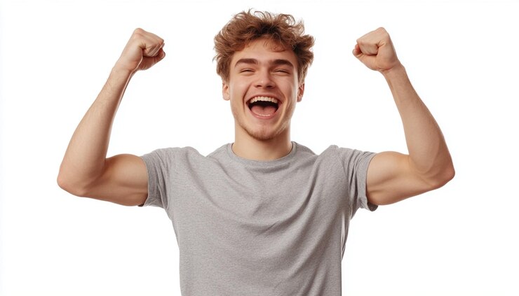 un hombre con los brazos en el aire y las palabras que está feliz