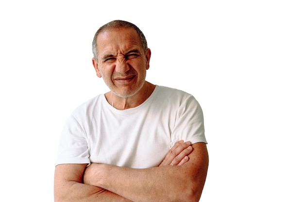 Un hombre con los brazos cruzados y una camisa blanca dice que es un hombre.