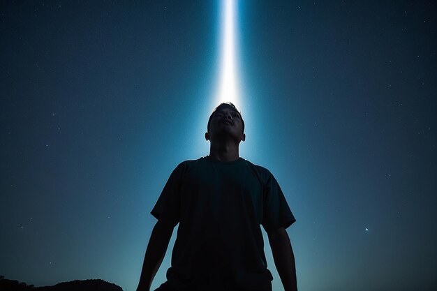 Foto un hombre brilla en el cielo con una linterna
