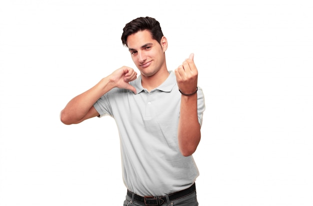 Hombre bronceado hermoso joven que parece feliz, orgulloso y satisfecho, gesticulando efectivo o dinero, anunciando pr