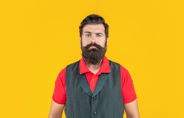 Hombre brutal con barba aislado en amarillo hombre brutal con barba en estudio