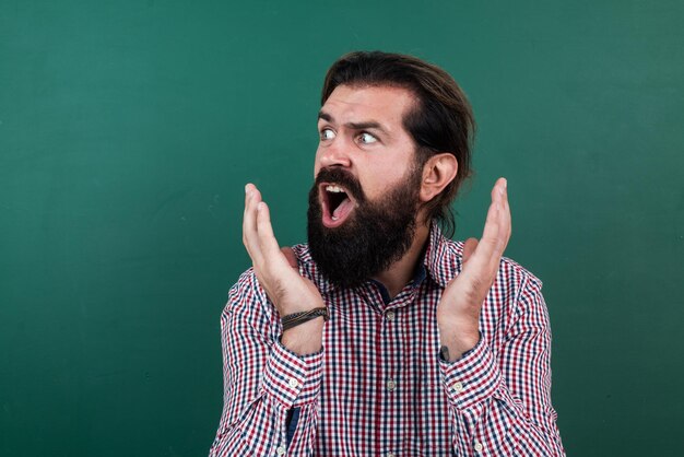 Hombre brutal indignado tiene cara emocional mirando hacia otro lado las emociones humanas