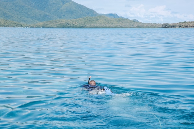 Un hombre buceando en el mar.