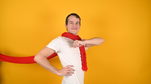 Hombre con una bufanda roja y una camiseta blanca