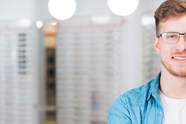 Hombre buscando gafas nuevas en óptico