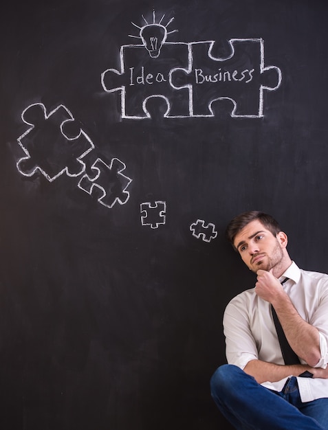 Foto el hombre está buscando nuevas ideas para los negocios.