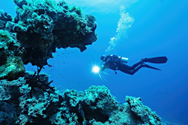 Hombre buzo en el mar Rojo Dahab Egipto