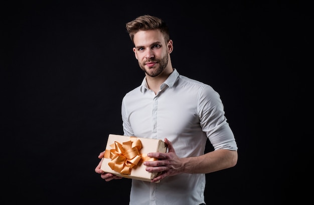 Hombre con cabello peinado de moda y caja de retención de barba, regalo.