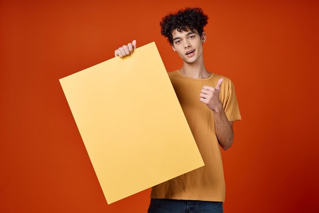 Hombre con cabello rizado modelo publicitario de estudio de fondo rojo foto de alta calidad