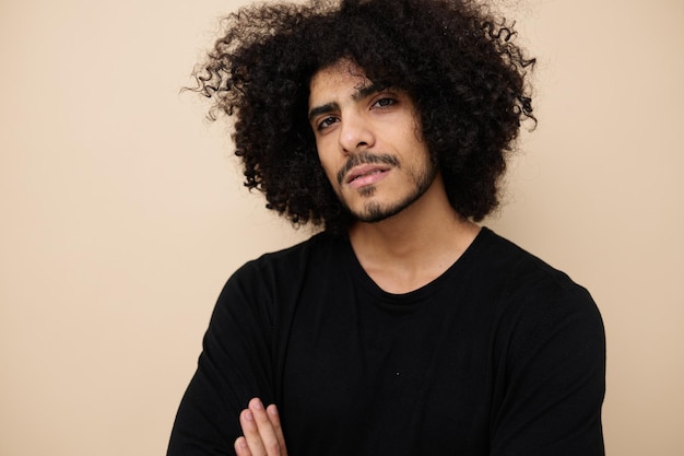 Foto hombre con cabello rizado posando moda estilo de vida moderno inalterado