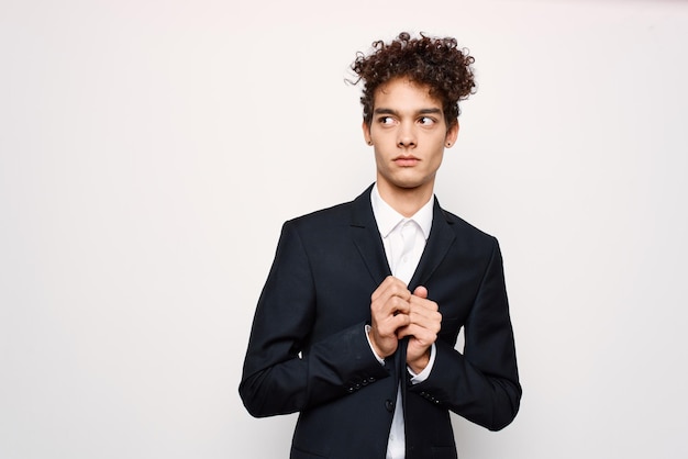 Hombre con cabello rizado en un traje de moda blazer negro estilo moderno foto de alta calidad