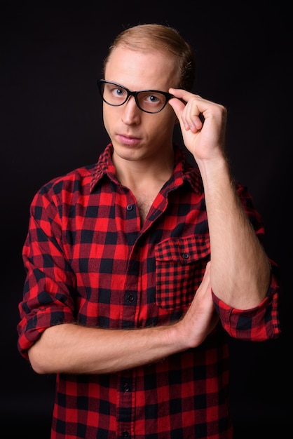 hombre con cabello rubio negro