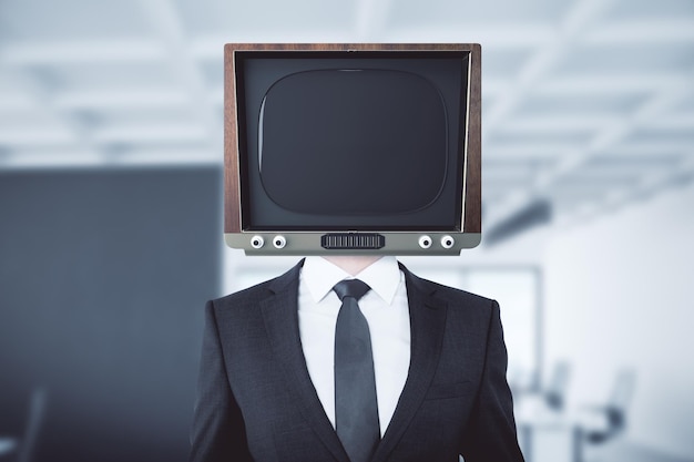 Hombre con cabeza de televisión obsoleto