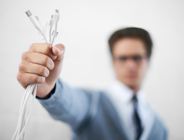 Foto hombre cables enchufe y hombre de negocios en la moda mano y electricista para conexión profesional y empleado técnico geek técnico y electrónica como gerente y hombre elegante en ropa corporativa