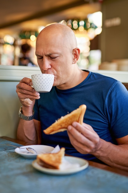 Hombre en un café en el desayuno