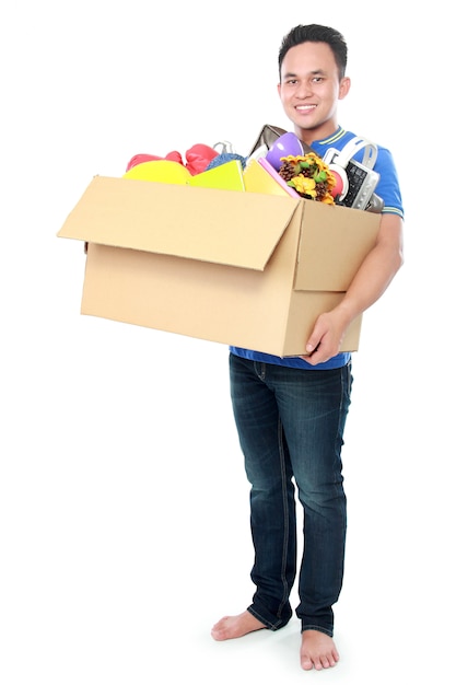 Hombre con caja de cartón