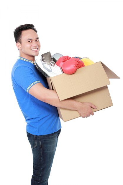 Hombre con caja de cartón