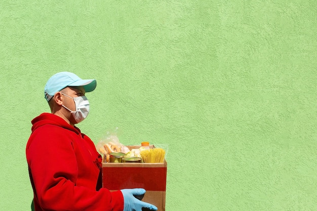 El hombre con una caja de comida, ayuda y donación de comida.