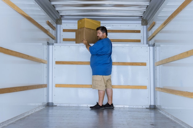 Foto hombre de cajas de entrega urgente en cajas con movimiento en coche