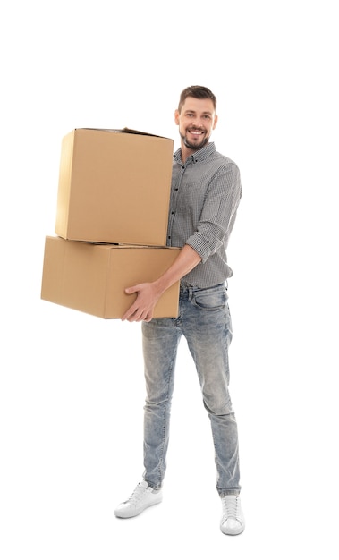 Foto hombre con cajas de mudanza sobre fondo blanco.