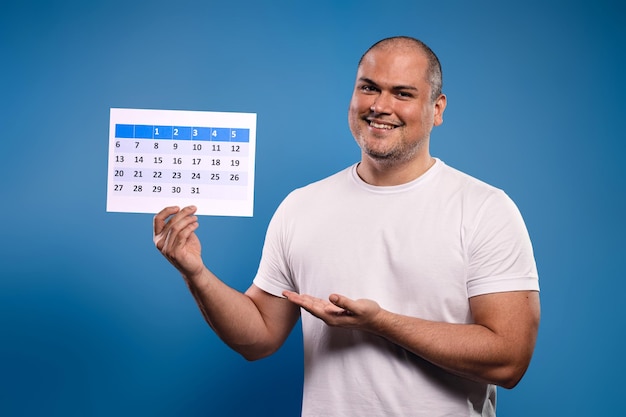 Foto hombre con un calendario