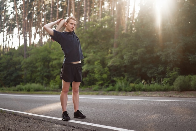 hombre calentando antes de correr