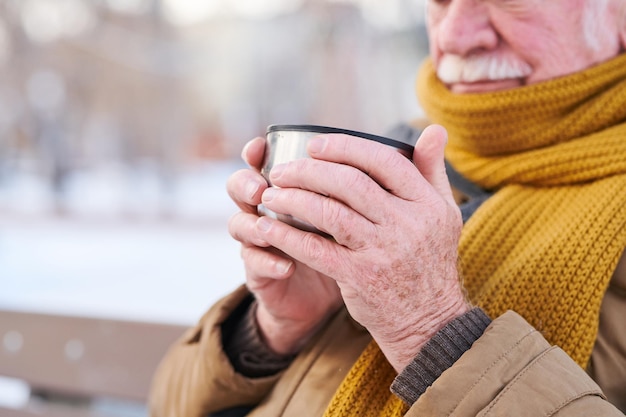 Hombre calentando con té caliente