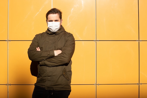 Hombre en la calle de la ciudad con mascarilla protectora para la propagación de la enfermedad por coronavirus