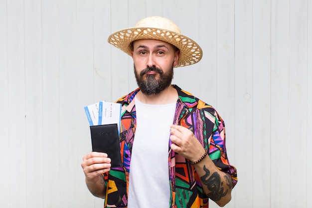 Hombre calvo que parece arrogante, exitoso, positivo y orgulloso, apuntando a sí mismo