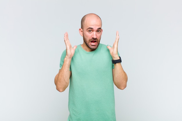 Hombre calvo que parece sorprendido y asombrado, con la mandíbula caída por la sorpresa al darse cuenta de algo increíble