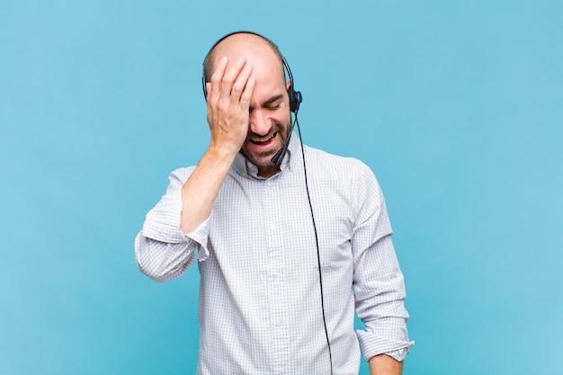 Hombre calvo riendo y golpeándose la frente como diciendo dÃ ¢ Â € Â ™ ¡oh! Lo olvidé o fue un error estúpido