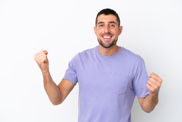 Hombre en la cama en la vista superior con gesto de pulgares arriba y sonriendo