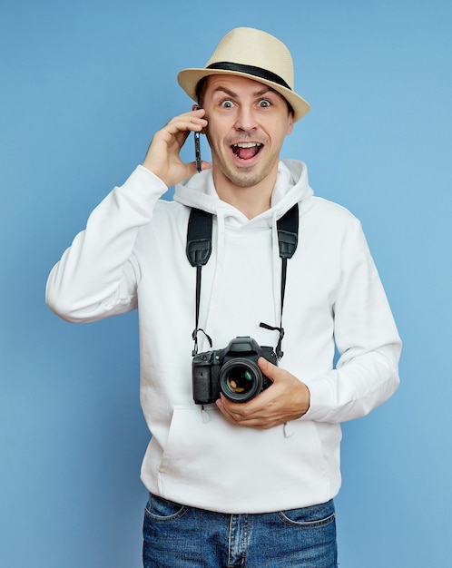 El hombre con una cámara es feliz