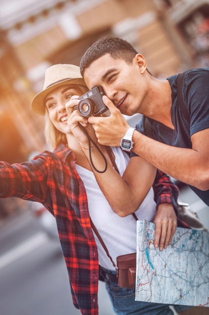 Hombre con cámara de fotos viajando con mujer