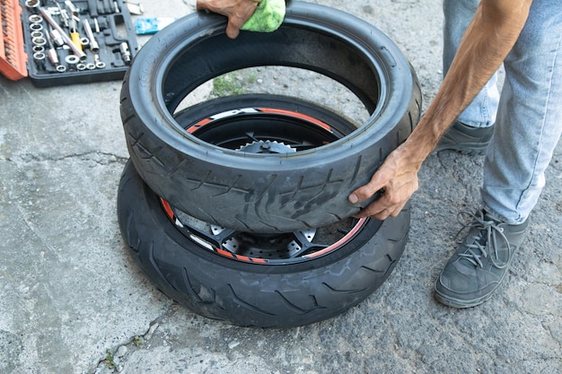 Foto hombre cambiando neumático de motocicleta sport hobby