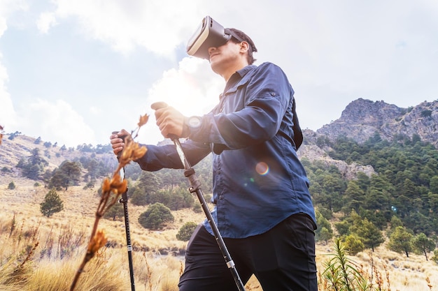 Un hombre camina en un campo al aire libre con cascos de realidad virtual