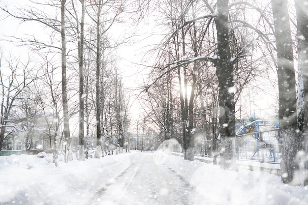 Un hombre camina por la ciudad en un día nevado de invierno.