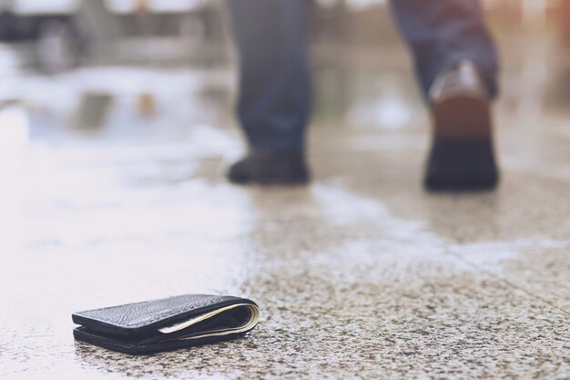 El hombre camina después de perder su bolso en la calle