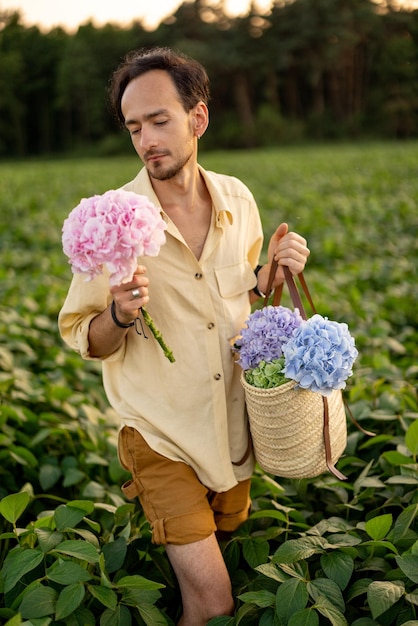 Hombre camina con flores en las tierras de cultivo