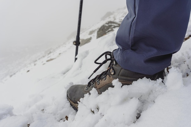 El hombre camina en el invierno en la nieve.