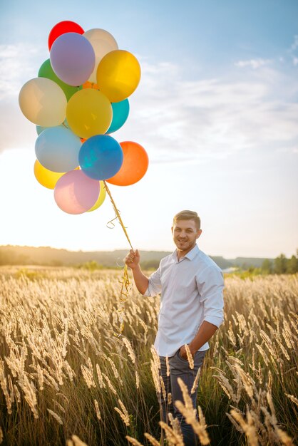 El hombre camina con un montón de globos