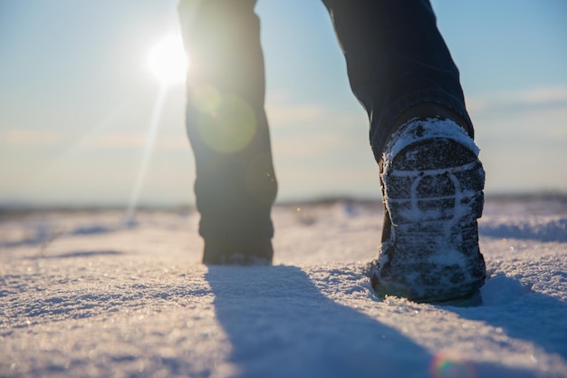 El hombre camina en la nieve