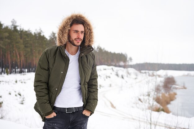 Hombre caminando en el bosque de invierno