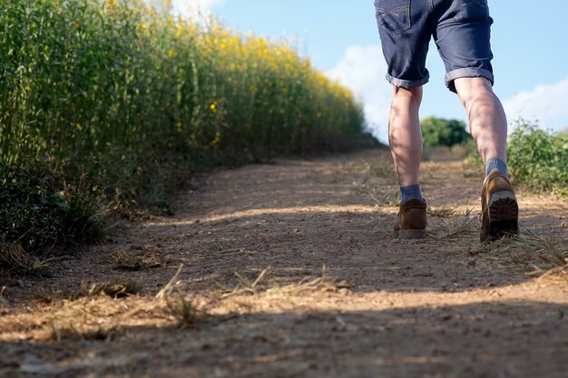 hombre caminando en un campo