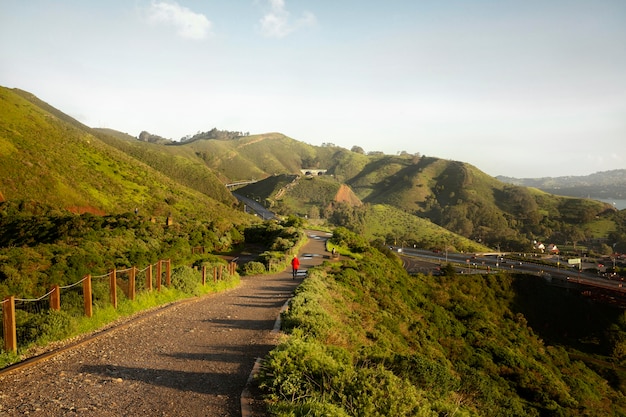 Foto hombre caminando por la carretera en la naturaleza