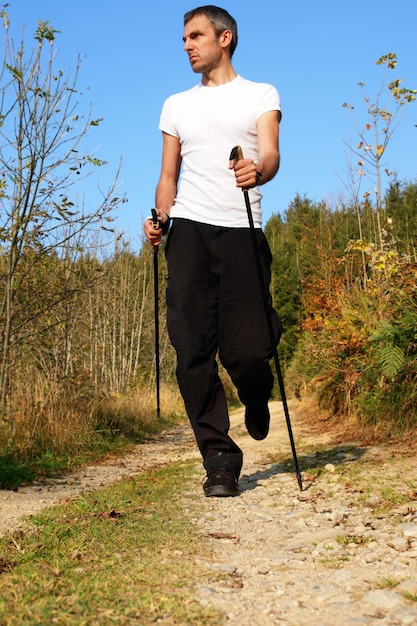 Foto hombre caminando contra el cielo