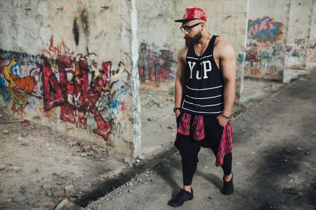 Hombre caminando en un edificio abandonado