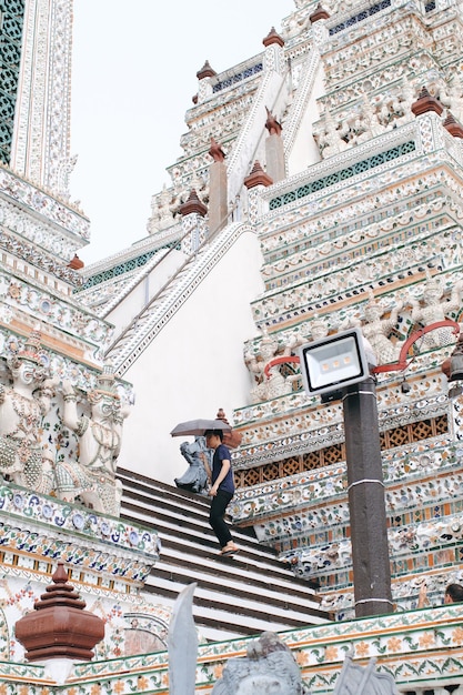Hombre caminando por las escaleras contra el templo